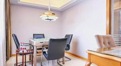 a dining room with a table and chairs at Vienna Hotel Guangzhou Tianhe South China Botanical Garden Metro Station in Guangzhou