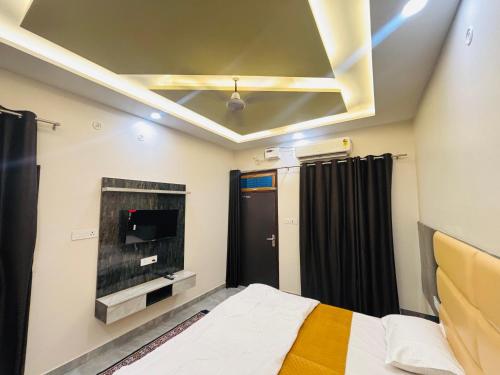 Una cama o camas en una habitación de Hotel Sai Palace