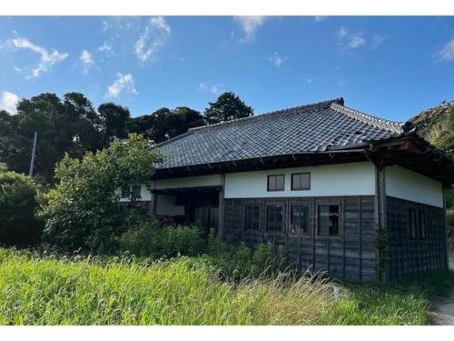 an old house sitting in the middle of a field at Oasis Minamiboso - Vacation STAY 04559v in Minamiboso