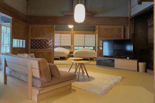 ein Wohnzimmer mit Sofa und Fernseher in der Unterkunft Oikura-juku Seizan - Vacation STAY 23376v in Minamiboso