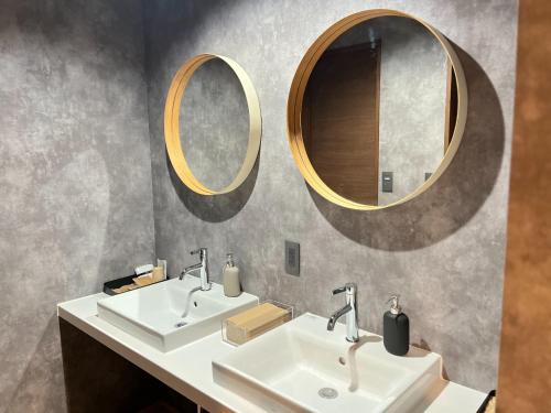 ein Badezimmer mit zwei Waschbecken und zwei Spiegeln in der Unterkunft Oikura-juku Seizan - Vacation STAY 23376v in Minamiboso