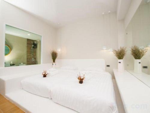 チェンマイにあるJowa Hotelの白い部屋(ベッド2台、鏡付)