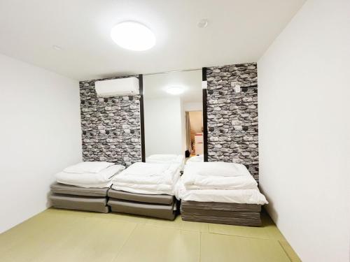 Giường trong phòng chung tại Hananosato Akabane - Vacation STAY 06096v