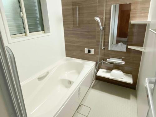 IchigayaにあるPleasure Point Ichinomiya - Vacation STAY 16372vの浴槽、洗面台、シャワーを備えたバスルーム