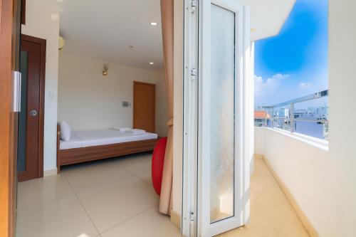 a room with a balcony with a bed and a window at Lunaria Maison - Thư Thái Homestay in Ho Chi Minh City