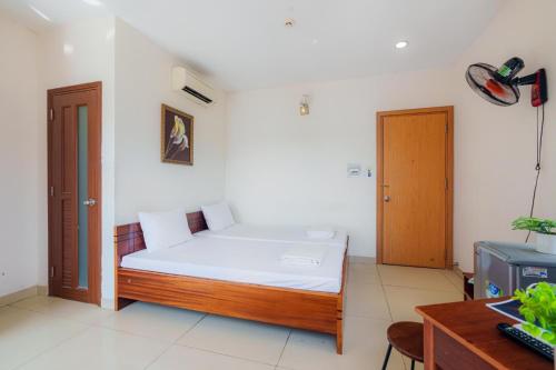 a small bedroom with a bed and a desk at Lunaria Maison - Thư Thái Homestay in Ho Chi Minh City