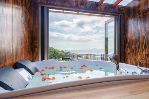 Camera con vasca da bagno e ampia finestra. di Atami 2goukan Diamond Yu - Vacation STAY 13042v ad Atami