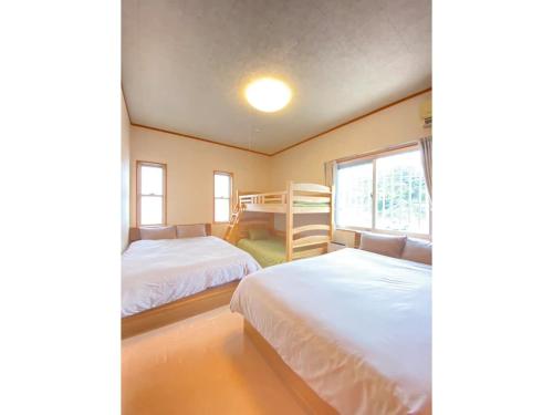Un pat sau paturi într-o cameră la Yellow House - Vacation STAY 24896v