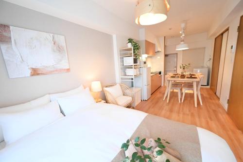 une chambre avec un lit et une table dans une pièce dans l'établissement Shippo Mansion Room 402 - Vacation STAY 13861v, à Kichijōji