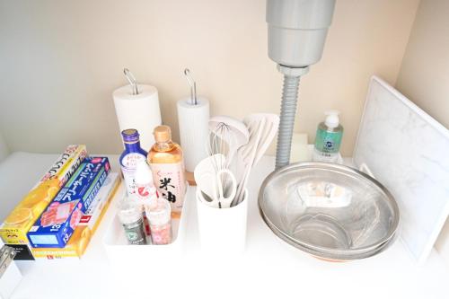 un comptoir avec évier, lampe et autres articles dans l'établissement Shippo Mansion Room 402 - Vacation STAY 13861v, à Kichijōji