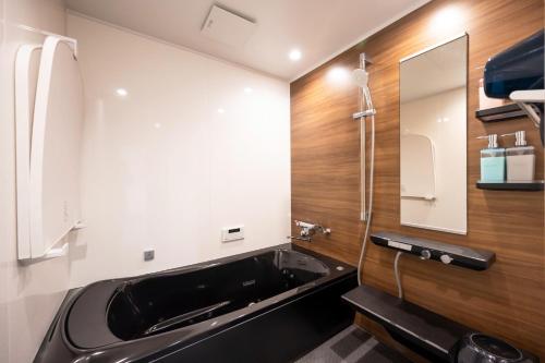 坂出市にあるRENT building - Vacation STAY 14203vの洗面台と鏡のあるバスルーム