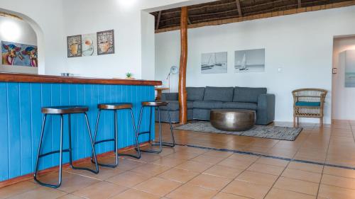 a living room with a bar and a couch at Vila la Mar Vilanculo in Vilanculos