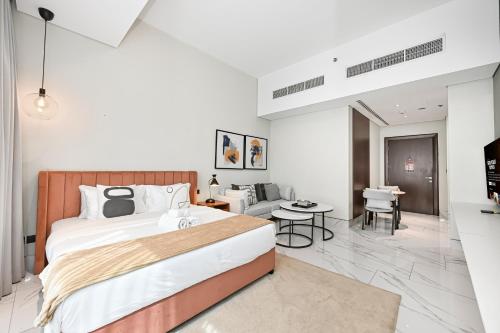 Unwind in a Stylish Studio with Pool, Sauna, and Stunning City Views