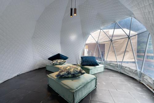 une chambre avec deux canapés dans une tente dans l'établissement SPRINGS VILLAGE Ashigara-Tanzawa Hot Spring Resort & Glamping - Vacation STAY 42319v, à Oyama