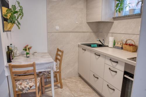 Una cocina o cocineta en Hisa idej