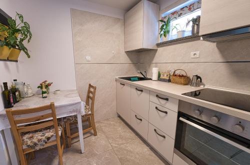 Una cocina o cocineta en Hisa idej