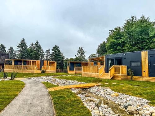 a luxurious caravan is parked in a yard at Lakeside Petzen Glamping in Unterlibitsch