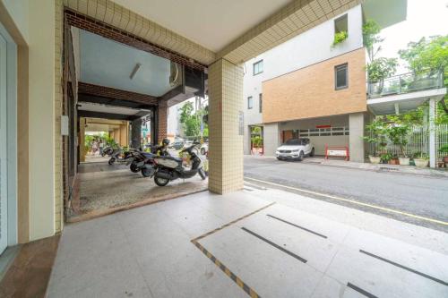 a reflection of motorcycles in the window of a building at 慶東雙包棟招待所 兩棟可選擇包層包棟 可住4-70人 團體聚會首選 in Tainan
