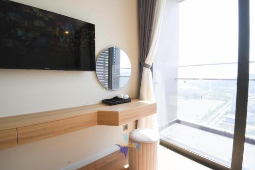 TV a/nebo společenská místnost v ubytování ICON40 Ha Long Marina Height