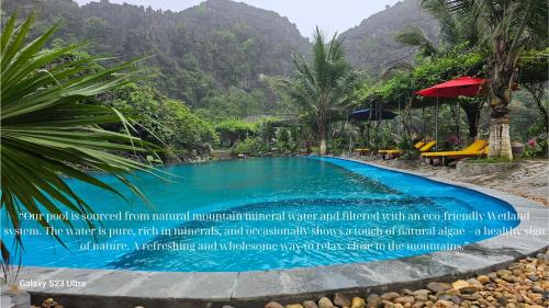 una piscina en un complejo con montañas en el fondo en Fairy Mountain Retreat, en Ninh Binh