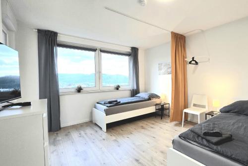 ハーゲンにあるModern 3-Room Apartment with Balcony & Free Parking & Free Wi-Fi in Hagen - HA03のベッドと窓のある寝室