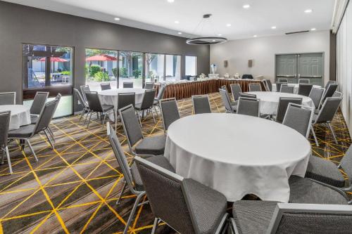 a meeting room with tables and chairs in a room at Holiday Inn Dublin - Pleasanton by IHG in Dublin