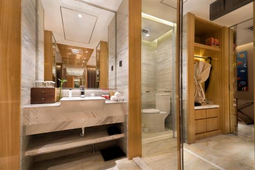 a bathroom with a sink and a toilet at 郑州豪锦汇酒店 Zhengzhou Haojinhui Hotel in Zhengzhou