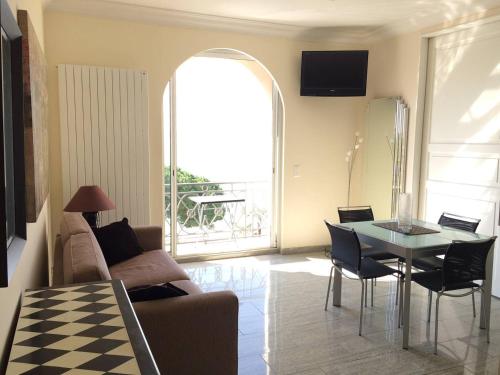 Cannes La Croisette - Studio face mer avec chambre cabine et balcon