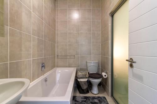 Un baño de #AlimamaSpaces Mpho's Greenlee
