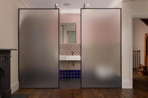 Un baño de Old Palace Lane Richmond