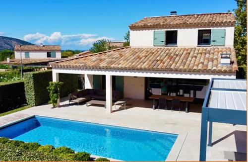 Piscina a Maison Louise o a prop