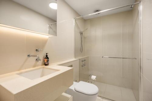 Ένα μπάνιο στο Riverside Lux 2Bed 2Bath Parking