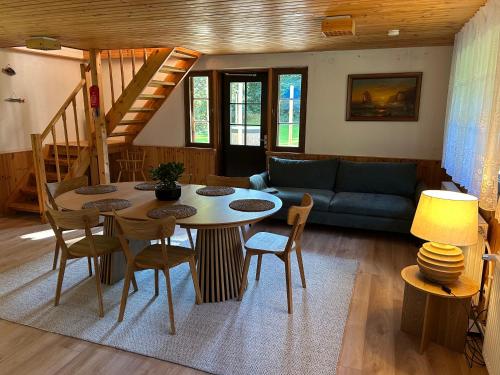 a living room with a table and a couch at Merineitsi in Vintri