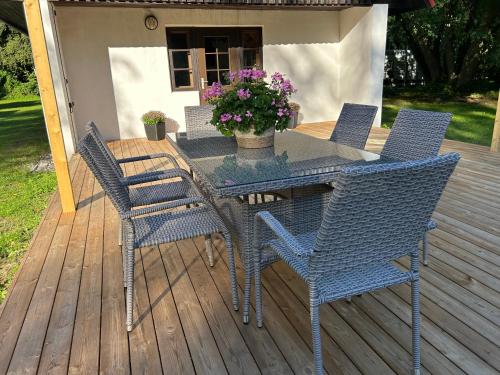 a table and chairs on a wooden deck at Merineitsi in Vintri