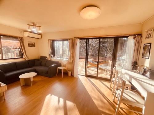 ein Wohnzimmer mit Sofa und Tisch in der Unterkunft Biwako Hills - Vacation STAY 57199v in Takashima