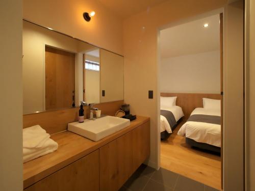 En eller flere senge i et værelse på HOTEL LOCAL BASE＜Miyakojima＞ - Vacation STAY 27030v