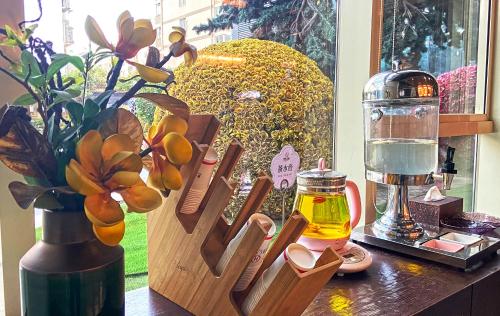 a wooden cutting board with a bottle of honey on a table at 郑州豪锦汇酒店 Zhengzhou Haojinhui Hotel in Zhengzhou
