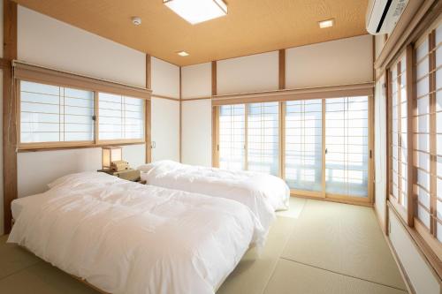 鎌倉市にあるIORI - Vacation STAY 36230vの窓が2つある部屋にベッドが2つある