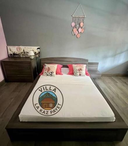 a bed in a room with a large bed sidx sidx sidx at VILLA LA KAZ PAYET in Rivière