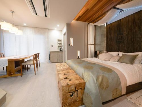 ein Schlafzimmer mit Bett und Tisch und ein Esszimmer in der Unterkunft SWEET VILLA TAKASAMA2 - Vacation STAY 11608v in Fujiyoshida