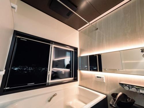 eine Küche mit einem großen Fenster und einem Waschbecken in der Unterkunft SWEET VILLA TAKASAMA2 - Vacation STAY 11608v in Fujiyoshida