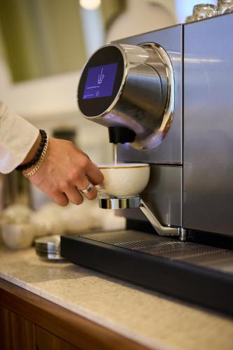 Kemudahan buat kopi dan teh di The Edwin Hotel