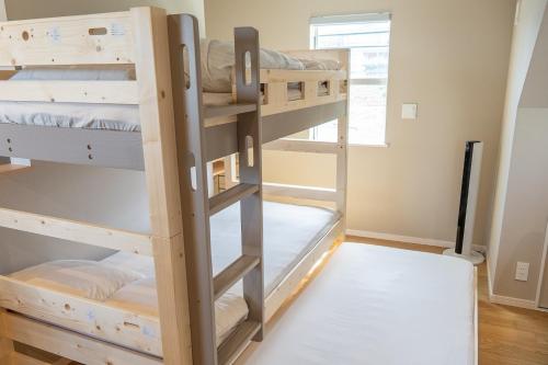 糸島市にあるitotoi - Vacation STAY 15884の二段ベッド2組付きの二段ベッド付きの部屋