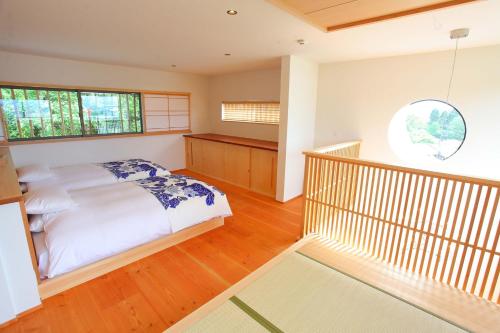 una camera da letto con un letto e una grande finestra di Sanjobo Sanso - Vacation STAY 39863v a Kyoto