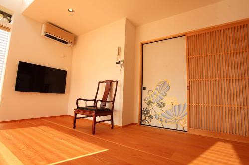 una stanza vuota con una sedia e una televisione di Sanjobo Sanso - Vacation STAY 39863v a Kyoto