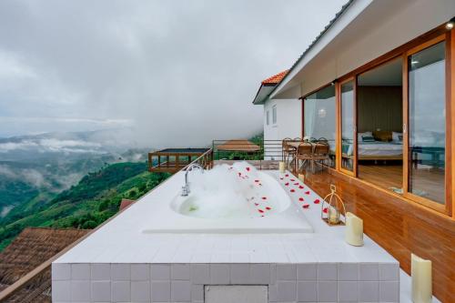 a bathroom with a tub on top of a mountain at Baan Rai good view cafe&Resort in Mae Suai