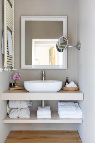a bathroom with a sink and a mirror at Torno subito in Ottiglio