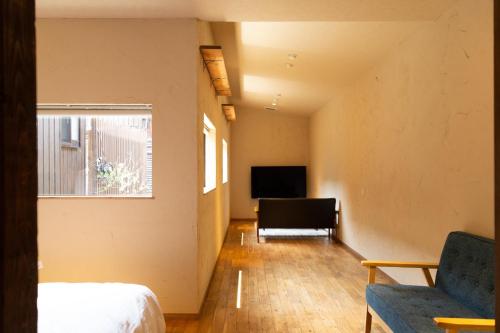洲本市にあるetoile inn sumoto - Vacation STAY 49252vのベッドとテレビとソファのある部屋