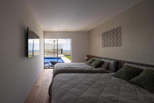 1 Schlafzimmer mit 2 Betten und Poolblick in der Unterkunft GIFTHOUSE Tateyama Nagokaigan - Vacation STAY 16008 in Tateyama