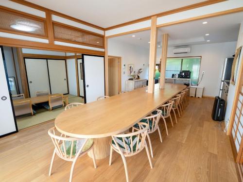 仙石原にあるAshigarashimogun - Glamping - Vacation STAY 75753vの大きな木製テーブルと椅子が備わります。